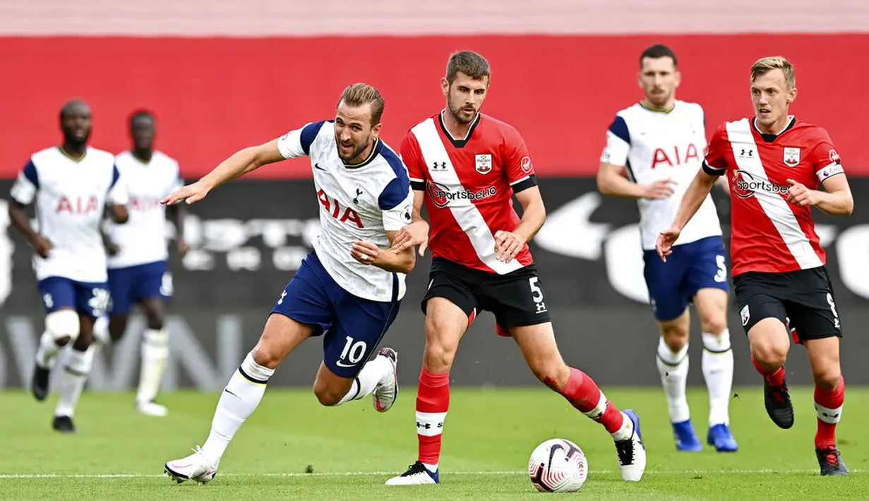 Striker Tottenham Hotspur, Harry Kane, berebut bola dengan pemain Southampton, Jack Stephens, pada laga Liga Inggris di Stadion St. Mary's, Minggu, (20/9/2020). Tottenham menang dengan skor 5-2. (Justin Tallis/Pool via AP)