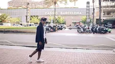 Yayan Ruhian tampak memamerkan momen saat dirinya berada di Barcelona, Spanyol. Dalam unggahan, pria 53 tahun ini tampil kece saat jalan-jalan di sana. Mengenakan kaus putih dibalut jas hitam serta celana pendek, Yayan begitu menikmati suasana kota di benua Eropa itu. (Liputan6.com/IG/@yayanruhian)