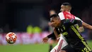 Pemain Ajax Amsterdam, Hakim Ziyech berebut bola dengan pemain Juventus, Alex Sandro pada laga pertama perempat final Liga Champions 2018-2019 di Amsterdam Arena, Rabu (10/4). Juventus harus puas bermain imbang 1-1 di kandang Ajax Amsterdam. (AP/Peter Dejong)