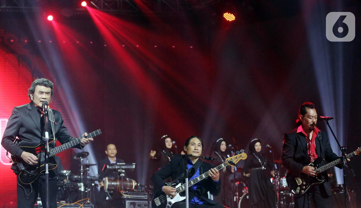 Penyanyi dangdut Rhoma Irama tampil pada acara HUT ke-28 Indosiar di Studio 6 EMTEK City, Jakarta, Rabu (11/1/2023). Rhoma Irama membawakan lagu berjudul "Butter" dari BTS dan duet bareng Menteri Pariwisata dan Ekonomi Kreatif Sandiaga Uno serta Gubernur Jawa Barat Ridwal Kamil saat membawakan lagu berjudul "275 Juta". (Fimela.com/Bambang E. Ros)