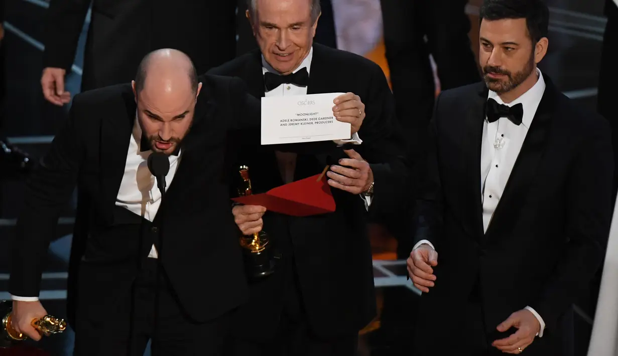 Produser La La Land Jordan Horowitz menyebut pemenang film terbaik Oscar 2017 jatuh pada film Moonlight di Hollywood, California, AS (26/2). Warren Beatty yang membacakan peraih penghargaan untuk kategori itu salah mengumumkan pemenang. (AFP/Mark Ralston)