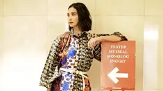 Penampilan Marsha Timothy dengan dress batik ini terlihat begitu elegan. Meski memiliki model cukup sederhana, namun dress batik yang dipakai olehnya tetap ditambahkan sebuah ikat pinggang kecil berwarna putih untuk menambah detail cantiknya. (Liputan6.com/IG/@marshatimothy)