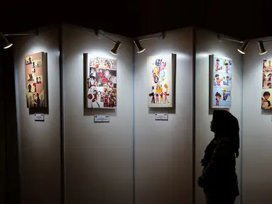 Pengunjung melihat karya komik dan kartun dalam kampanye bertajuk He For She di Jakarta, Senin (25/11/2019). Sebanyak 12 finalis memamerkan karya komik dan kartun dengan tema "Think Equal, Think Girls” yang digelar UN Women bersama Uni Eropa (Liputan6.com/Fery Pradolo)
