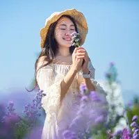 ilustrasi perempuan memegang bunga/Morakot Kawinchan/Shutterstock