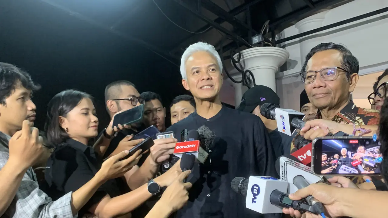 Pasangan calon presiden dan wakil presiden nomor urut 03 Ganjar Pranowo-Mahfud Md usai buka puasa bersama relawan di Posko Pemenangan Ganjar-Mahfud, Rabu (20/3/2024). (Liputan6.com/Delvira Hutabarat)
