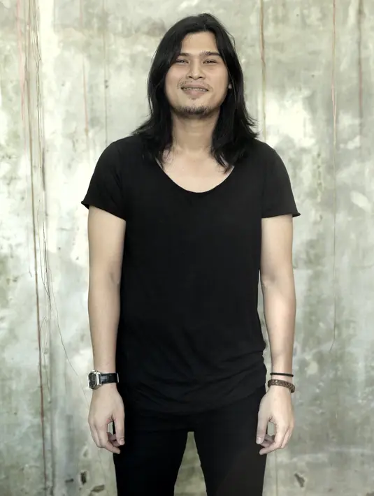 "Judul single belum bisa dikasih tahu karena memang masih bener-bener harus matang banget. Karena ini album kedua kan. Menurutku ini adalah penentuan untuk Virzha nanti," ucap Virzha di kawasan Jakarta Selatan (17/2). (Galih W.Satria/Bintang.com)