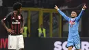 Penyerang Napoli, Lorenzo Insigne (kanan) melakukan selebrasi usai mencetak gol kegawang AC Milan pada Lanjutan liga Italia di Stadion San Siro (4/10/2015). AC Milan Kalah telak atas Napoli dengan skor 0-4. (REUTERS/Giorgio Perottino)