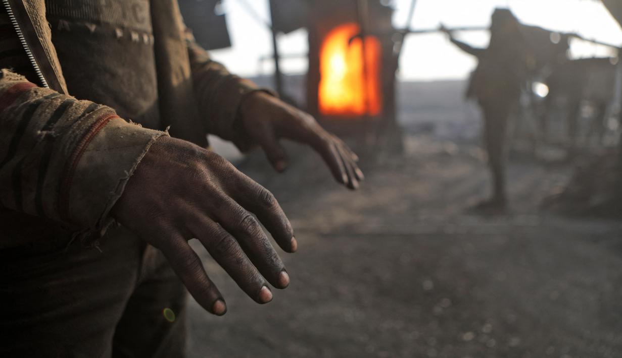 Pemuda Suriah bekerja di tempat pembuangan sampah di utara Kota al-Bab yang dikuasai Turki, Suriah, 18 November 2021. UNICEF memperkirakan bahwa 9 dari 10 anak Suriah hidup dalam kemiskinan. (Bakr ALKASEM/AFP)