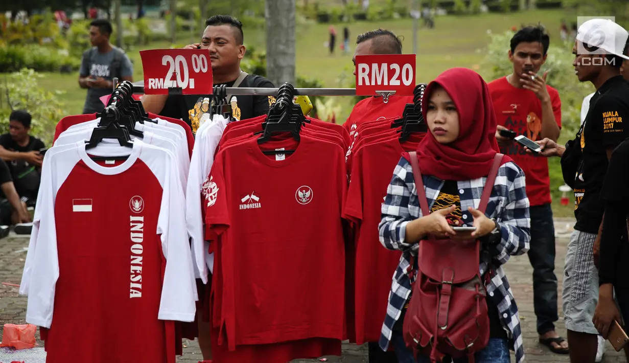 Pedagang pernak-pernik Indonesia menggelar dagangannya Stadion Sham Alam, Selangor tempat berlangsungnya semifinal SEA Games 2017, Sabtu (26/8). Timnas Indonesia U-22 bakal berlaga melawan Malaysia di semifinal SEA Games 2017. (Liputan6.com/Faizal Fanani)