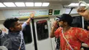 Para penggawa Garuda Muda bersantai sejenak usai melaksanakan ibadah salat Jumat di Masjid Sultan, Bugis, Singapura (5/6/2015). Zulfiandi (kiri) menunjukkan jalur MRT kepada Manahati Lestusen. (Liputan6.com/Helmi Fithriansyah)
