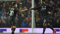 Gelandang Liverpool, Philippe Coutinho (kiri) melakukan selebrasi gol ke gawang Manchester United bersama Emre Can. Pertemuan pada Leg 2 Babak 16 Besar Liga Europa di Stadion Old Trafford, Kamis (18/3/2016) dini hari WIB, berakhir imbang 1-1.  (EPA/Peter 