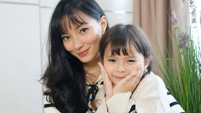 Asmirandah dan Putri: Gaya Couple Memukau, Harmoni Cantik!