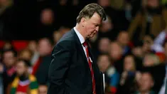 Manajer Manchester United Louis van Gaal tertunduk lesu usai pertandingan melawan Chelsea pada lanjutan Liga Inggris di Stadion Old Trafford, Inggris (28/12). Mu bermain imbang dengan Chelsea dengan skor 0-0. (Reuters/Jason Cairnduff)