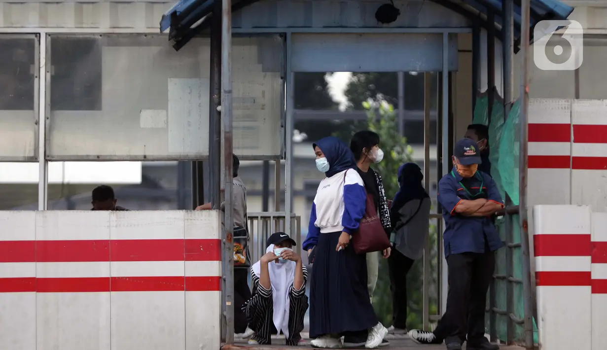 Warga mengenakan masker menunggu kedatangan bus Transjakarta di Halte Setabudi Utara jalan HR Rasuna Said, Jakarta, Jumat (25/6/2021). Hari ini Jumat (25/6), Provinsi DKI Jakarta mencatat penambahan kasus konfirmasi positif Covid-19 sebanyak 6.934 orang. (Liputan6.com/Helmi Fithriansyah)
