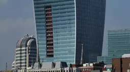 Gedung pencakar langit di Kota London, yang dijuluki Walkie Talkie, 30 Agustus 2013. Gedung bertingkat 37 ini memenangkan Piala Carbuncle yang diberikan setiap tahun kepada gedung yang dipandang para juri sebagai terburuk di Inggris.(AFP PHOTO/CARL COURT)