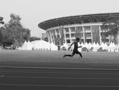 Salah satu atlet para-atletik bersiap berlatih di kawasan Stadion Madya, Jakarta. Ratusan atlet terlihat terus berlatih meski waktu lomba tinggal hitungan jam. Latihan mereka untuk memberikan yang terbaik bagi negaranya di ajang Asian Para Games 2018.