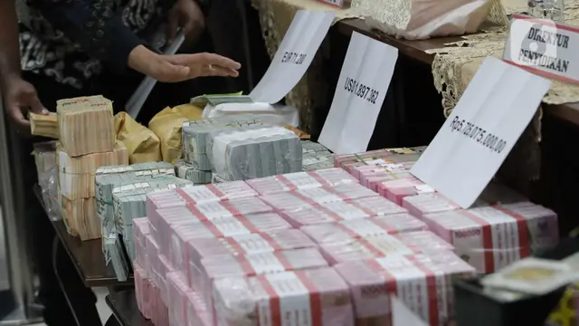 Tumpukan Uang Dolar Barang Bukti Penangkapan Mantan Pejabat Mahkamah Agung