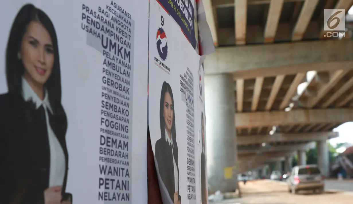 Alat peraga kampanye calon legislatif menempel di sepanjang tiang penyangga Jalan Tol Desari, Jakarta, Kamis (25/4). Meskipun Pemilu serentak telah selesai, namun masih banyak APK yang terdapat di sejumlah sudut Ibukota dan menjadi sampah visual. (Liputan6.com/Immanuel Antonius)