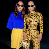 Resmi Bercerai dengan Kanye West, Tubuh Kim Kardashian Dibalut Selotip Kuning Bertuliskan Balenciaga di Paris Fashion Week/dok. @salmahayek