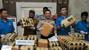 Polres Jakarta Selatan menunjukan barang bukti 219 kg ganja, Jakarta, Kamis (3/12/2015). Tersangka MS dikenakan Pasal 114 ayat 2 sub Pasal 111 ayat 2 UU RI No 35 tahun 2009 tentang Narkotika dengan ancaman hukuman pidana mati. (Liputan6.com/Yoppy Renato)