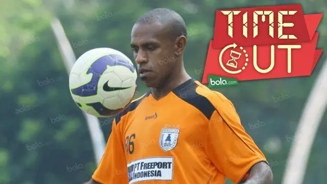 Setelah kontraknya diputus oleh klub Timor Leste, Carsae FC, Boaz Solossa dipastikan kembali memperkuat Persipura Jayapura. Namun, tidak demikian dengan Imanuel Wanggai, status sang pemain di Tim Mutiara Hitam masih menggantung.