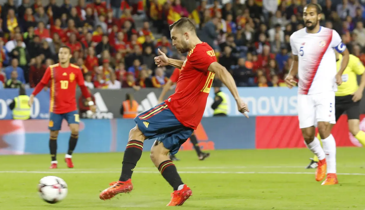 Bek Spanyol, Jordi Alba, bersiap mengirim umpan saat melawan Kosta Rika pada laga persahabatan di Stadion La Rosaleda, Sabtu (11/11/2017). Spanyol menang 5-0 atas Kosta Rika. (AP/Miguel Morenatti)