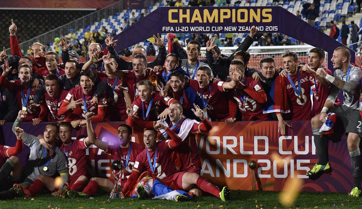 Para pemain Serbia merayakan keberhasilan menjuarai Piala Dunia u20 2015 setelah mengalahkan Brasil dalam laga final di North Harbour Stadium, Auckland, Selandia Baru (20/6/2015). Bersama Portugal, Serbia menjadi negara Eropa dengan koleksi trofi Piala Dunia U-20 terbanyak yaitu sebanyak dua kali yang diraih pada edisi 1987 dan 2015. Pada edisi 1987 Serbia masih bernama Yugoslavia. (AFP/Marty Melville)