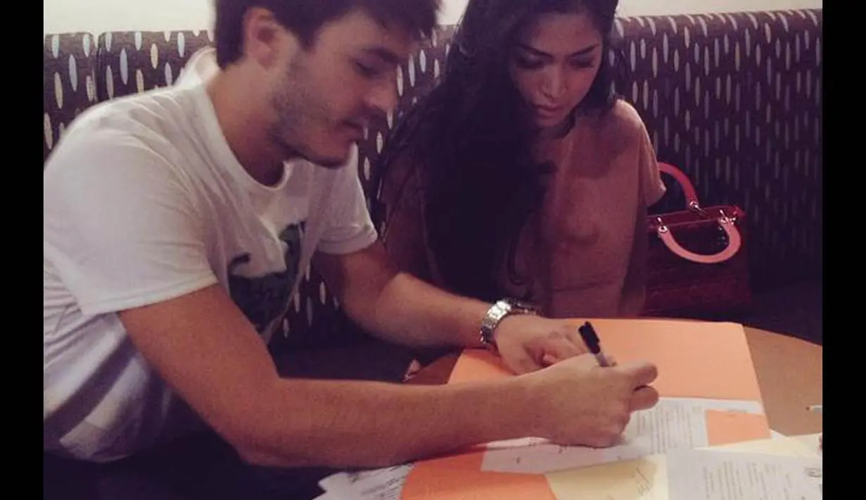 Akun tersebut juga menampilkan sebuah foto Ludwig yang diduga sedang menandatangani berkas pernikahan dengan Jessica Iskandar. (twitter.com/LudwigEbgraf)