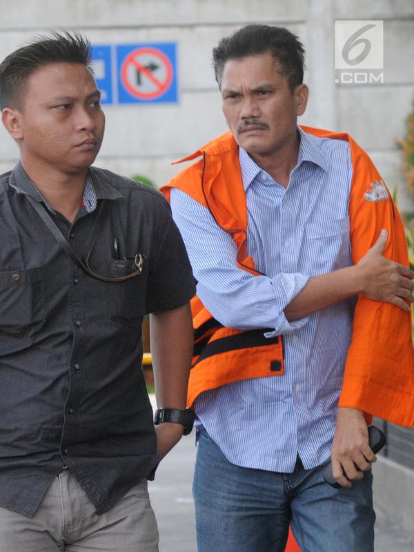 Mantan Anggota DPRD Sumatera Utara Tonnies Sianturi tiba di Gedung KPK, Jakarta, Jumat (28/12). Tonnies diperiksa sebagai tersangka terkait dugaan menerima suap. (Merdeka.com/Dwi Narwoko)