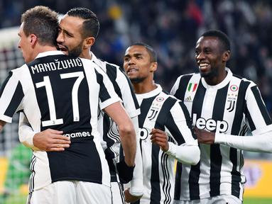 Para pemain Juventus merayakan gol Mario Mandzukic (kiri) saat melawan Crotone pada lanjutan Premier League di Allianz Stadium, Turin, Italy, (26/11/2017). Juventus menang 3-1. (Alessandro Di Marco/ANSA via AP)