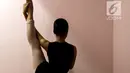 Pebalet melakukan pemanasan di studio Cicila Ballet School, Kemanggisan, Jakarta, Minggu (16/9). Sejumlah pebalet tengah mempersiapkan diri untuk mengikuti Bandung International Dance Competition. (Liputan6.com/Fery Pradolo)
