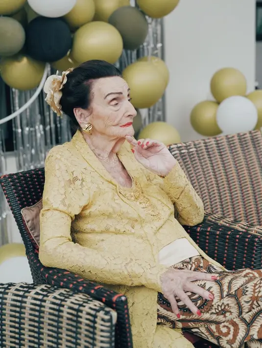 Sementara itu sang oma tak kalah menawan mengenakan kebaya kutubaru renda warna kuning dan dipermanis dengan aksesori serba emas.  [@mrssharena]