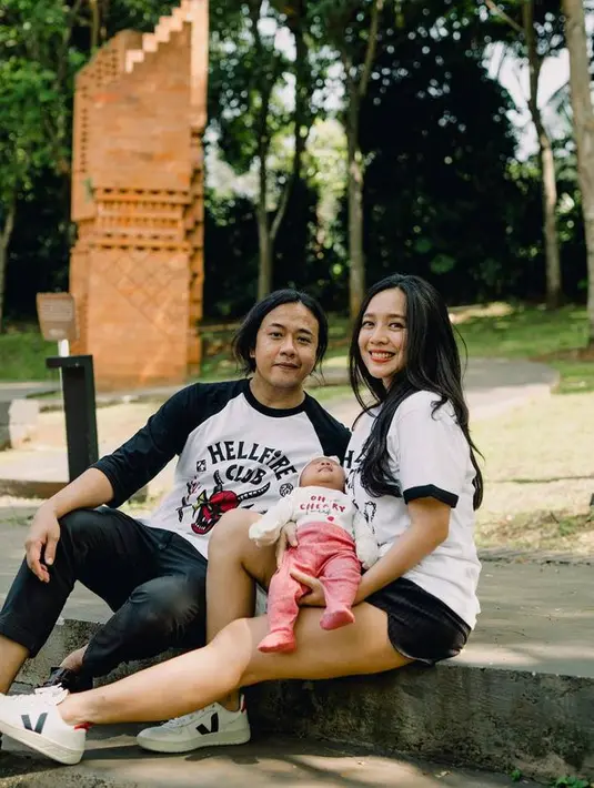 Dea baru saja mengunggah foto-foto bersama Ariel dan Baby Sanne saat keduanya sedang menikmati suasana di sebuah taman yang hijau.(instagram.com/dea_ananda)