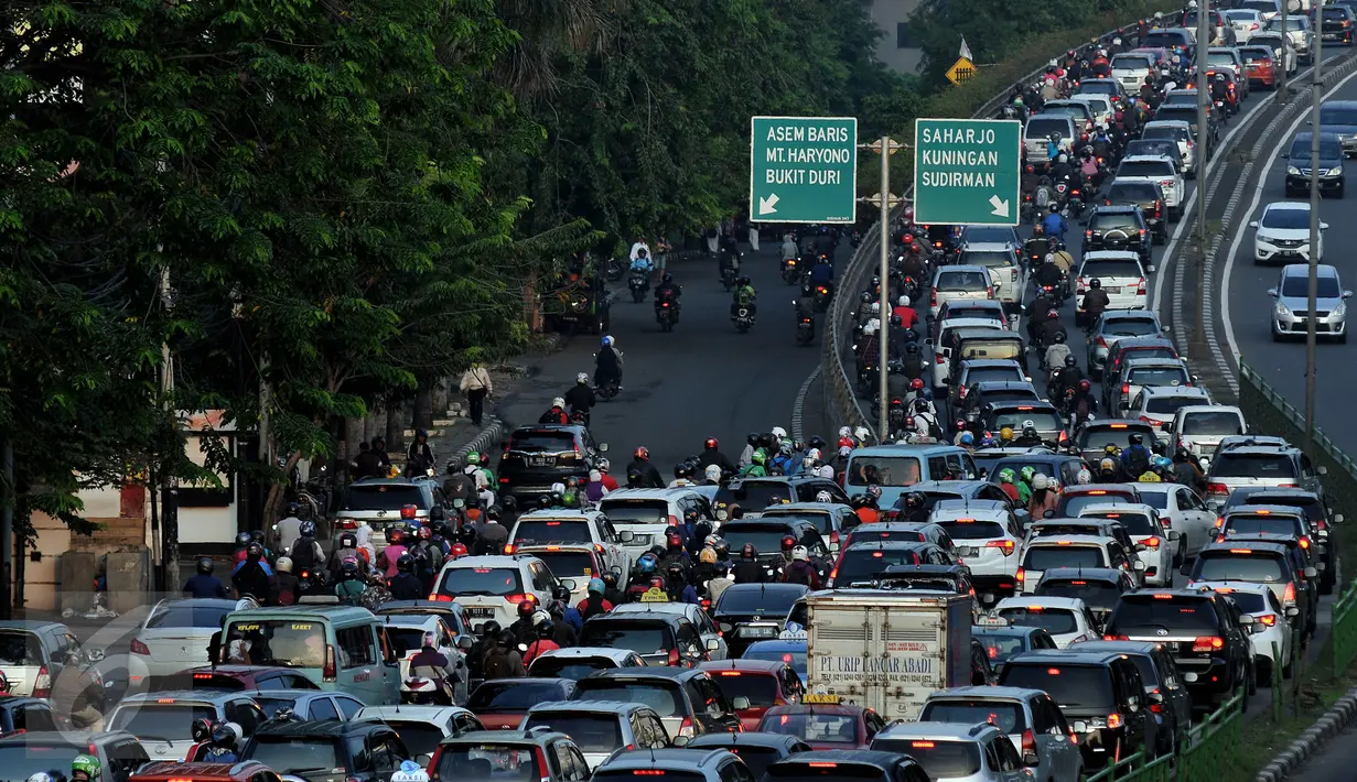 Sejumlah kendaraan terjebak kemacetan di Terusan Casablanca, Kampung Melayu, Jakarta, Senin (18/7). Memasuki hari pertama masuk sekolah pasca libur Lebaran 2016, jalanan Jakarta kembali macet. (Liputan6.com/Johan Tallo)