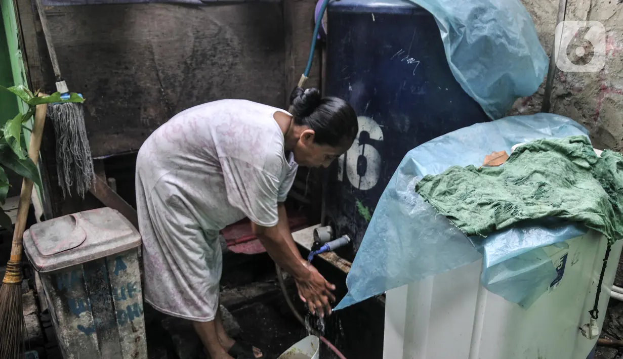 Warga menggunakan air untuk beraktivitas di kampung nelayan Kalibaru, Cilincing, Jakarta Utara, Selasa (22/3/2022). Sementara untuk kebutuhan MCK, warga tetap menggunakan air sumur yang diendapkan terlebih dahulu. (merdeka.com/Iqbal S Nugroho)