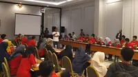 Harun Mahbub Bilah, Redaktur Pelaksana Liputan6.com saat menjadi pemateri Sekolah Pancasila Muda di Hotel Permata, Kota, Bogor, Minggu (13/10/2019). (Liputan6.com/ Achmad Sudarno)