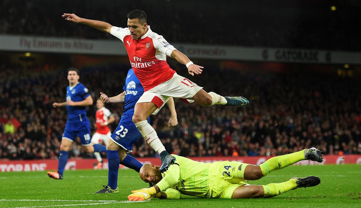 Pergerakan pemain Arsenal, Alexis Sanchez, berusaha dihentikan kiper Everton, Tim Howard, dalam lanjutan Liga Premier Inggris di Stadion Emirates, London, Inggris. Sabtu (24/10/2015) malam WIB. (Reuters/Dylan Martinez)