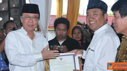 Citizen6, Cilacap: MKP Sharif C Sutardjo serahkan bantuan Kelompok Usaha Bersama Pemberdayaan Usaha Masyarakat Pedesaan sebesar Rp.1,2 Miliyar, di PPS Cilacap Kabupaten Cilacap, Provinsi Jawa Tengah, Senin (23/7) Sore. (Pengirim: Efrimal Bahri).