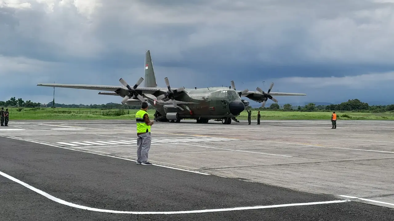 Pesawat Herkules milik TNI AU di siagakan di Bandara Banyuwangi, untuk mendukung KTT G-20 di Bali. (Hermawan/Liputan6.com)