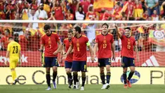 Pemain Spanyol Carlos Soler (kanan) melakukan selebrasi usai mencetak gol ke gawang Republik Ceko pada pertandingan sepak bola UEFA Nations League di Stadion La Rosaleda, Malaga, Spanyol, 12 Juni 2022. Spanyol menang 2-0. (AP Photo/Jose Breton)
