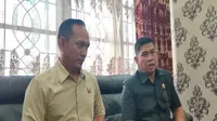 Perwakilan Komisi III DPRD Kota Cirebon memberi ketarangan pers terkait pengaduan PPDB SMA maupun SMK. Foto (Liputan6.com / Panji Prayitno)