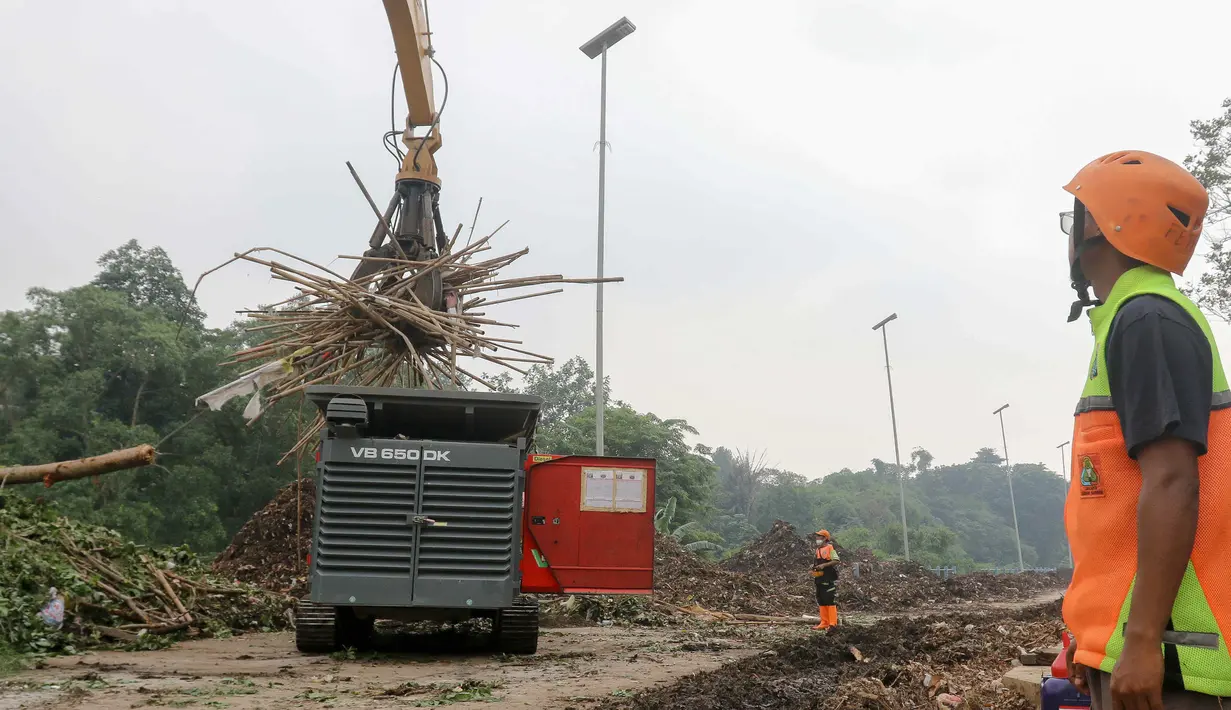 Pemprov DKI Jakarta menurunkan 13.690 kilogram sampah alat peraga kampanye (APK) Pemilu 2024. (Liputan6.com/Herman Zakharia)