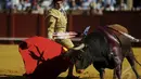 Seekor banteng terlihat penuh bercucuran darah akibat tusukan matador beraksi di arena adu banteng, Maestranza, Sevilla, Senin (5/5/2014) (AFP Photo/Gogo Lobato).