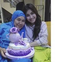 Ayu Ting Ting memberi kado kue teko kepada ibundanya, Umi Kalsum, yang hari ini berulang tahun, Selasa (4/11/2016)