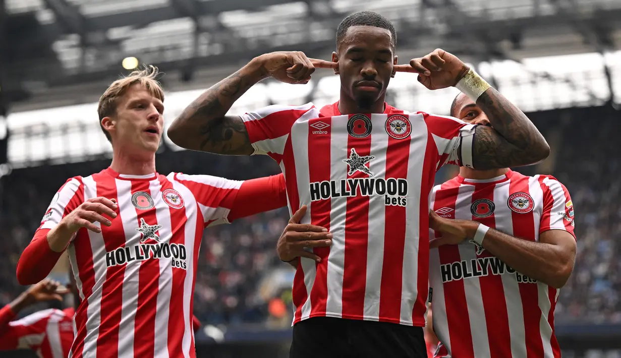 Selain Brighton and Hove Albion, Brentford menjadi klub Liga Inggris yang menjadi langganan untuk membuat kejutan dengan menaklukkan beberapa klub Big Six di Liga Inggris. Sejak promosi ke Premier League pada awal musim 2021/2022 hingga awal musim 2022/2023, Ivan Toney dkk tercatat sukses mempermalukan 4 klub Big Six di Liga Inggris. Mau tahu klub mana saja? Yuk disimak uraiannya berikut ini. (AFP/Oli Scarff)