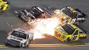 Percikan api terlihat saat terjadi serempetan di arena perlombaan balap Nascar Truck Series di Daytona International Speedway di Daytona Beach (16/2). (AP Photo/Darryl Graham)