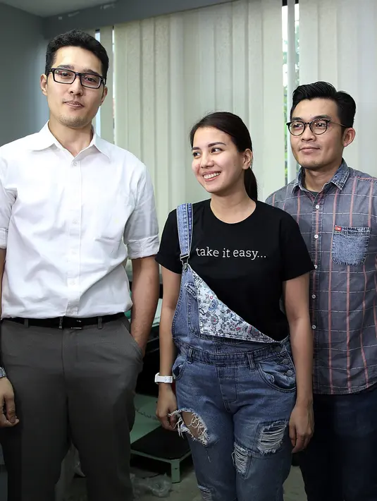 "Disarankan jangan pakai make-up. Jadi jerawat dimana-mana. Enggak apa-apa demi anak. Sudah periksa juga, dicek sel telurnya dan banyak, sudah siap," kata Tya Ariestya. (Deki Prayoga/Bintang.com)