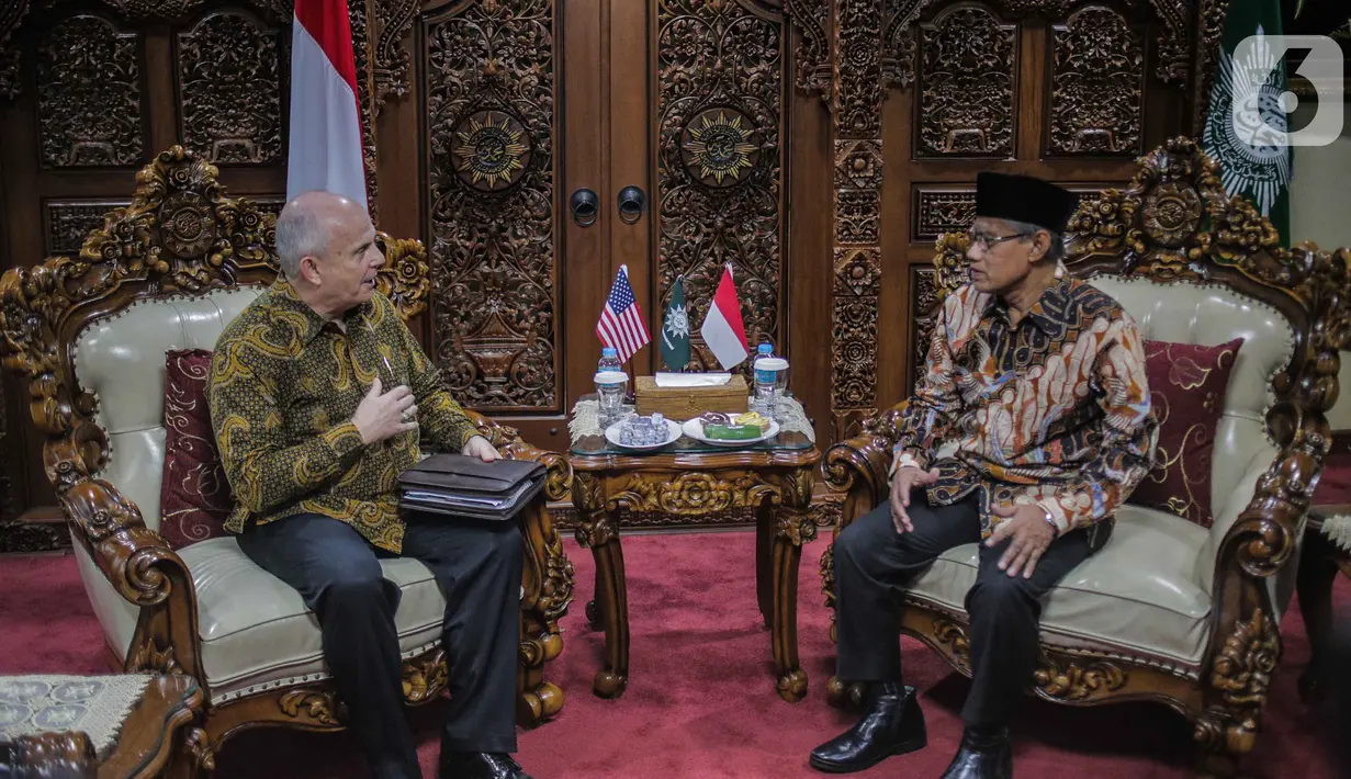 Ketua Umum PP Muhammadiyah Haedar Nashir berbincang dengan Duta Besar AS untuk Indonesia Joseph R Donovan Jr saat pertemuan di  Jakarta, Selasa (15/10/2019). Pertemuan tersebut dalam rangka silaturahmi kepada organisasi massa Islam di Jakarta. (Liputan6.com/Faizal Fanani)