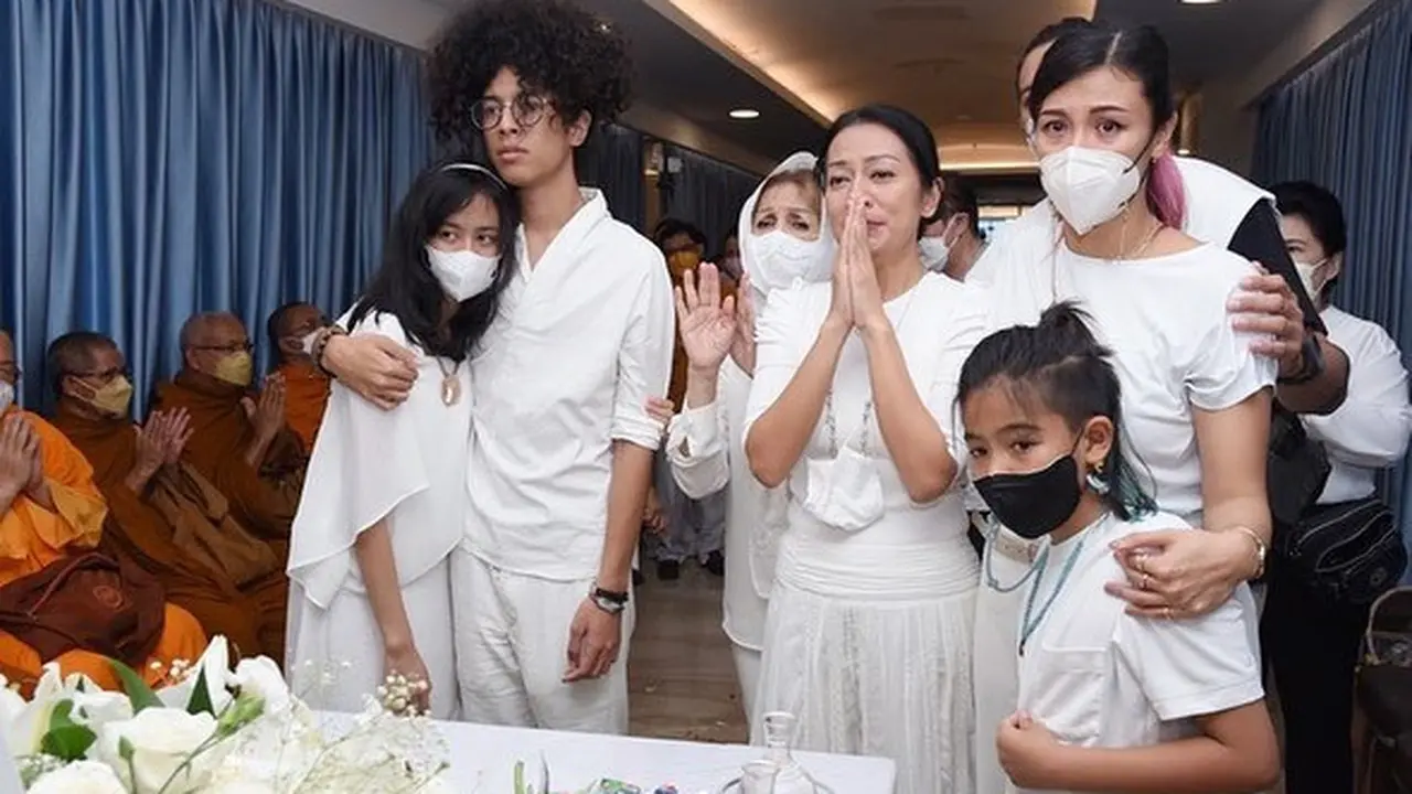 Dewi Lestari dalam prosesi pemakaman Reza Gunawan. (Foto: Dok. Instagram @deelastari)