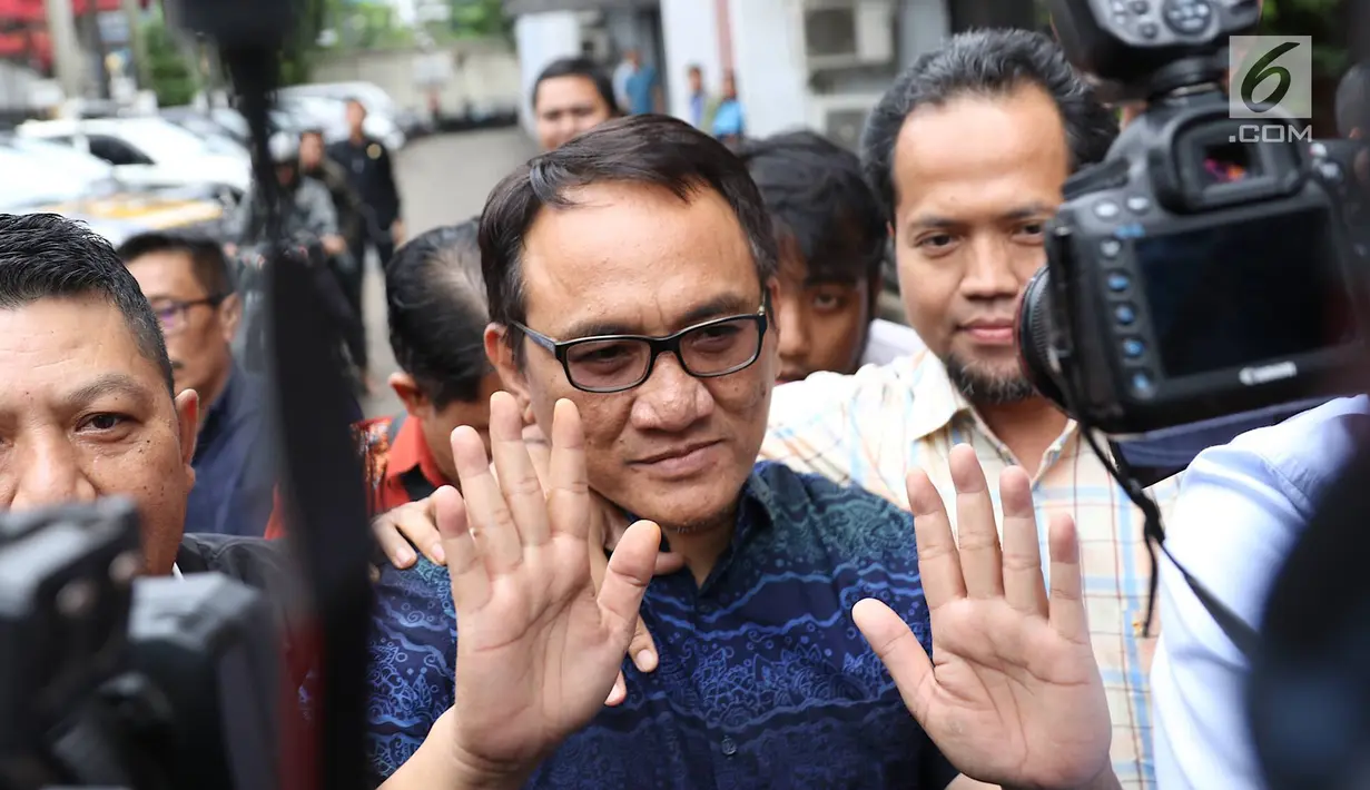 Politikus Partai Demokrat Andi Arief tiba di Gedung BNN, Cawang, Jakarta Timur, Rabu (6/3). Berdasarkan hasil asesmen, Andi Arief diharuskan menjalani proses rehabilitasi secara berkala. (Liputan6.com/Immanuel Antonius)